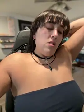 Snapshot of ThicBunz chatting on 11-12-25, 04:07 ThicBunz online show from 11-12-25, 04:07