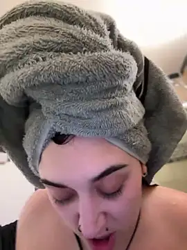 Snapshot of ThicBunz chatting on 11-16-25, 03:12 ThicBunz online show from 11-16-25, 03:12