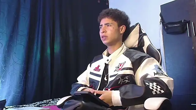 sexybat twink online show from 12-04-25, 11:35