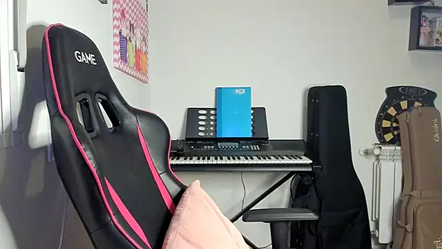 Snapshot of Ama_music chatting on 02-13-26, 02:02 Ama music online show from 02-13-26, 02:02