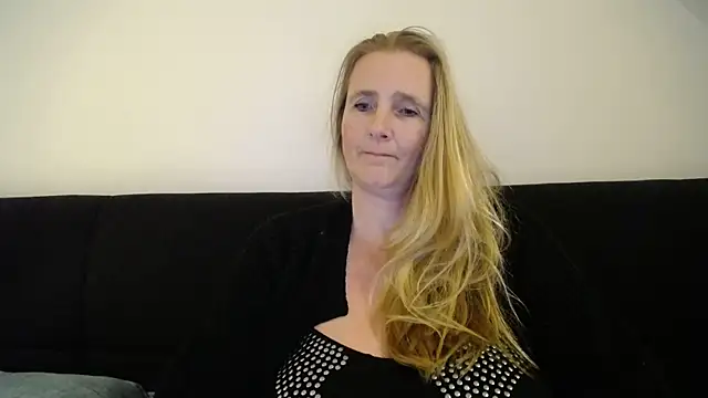 Snapshot of XXNikkie chatting on 12-21-24, 07:38 XXNikkie online show from 12-21-24, 07:38