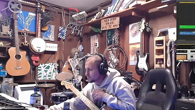 Snapshot of itsjameswebbscope chatting on 10-05-25, 12:14 itsjameswebbscope online show from 10-05-25, 12:14