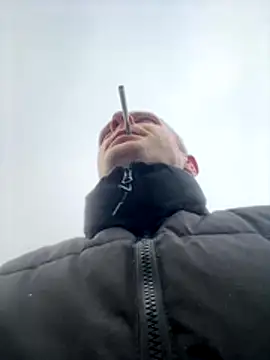 Snapshot of red_red00 chatting on 12-22-25, 12:35 red red00 online show from 12-22-25, 12:35