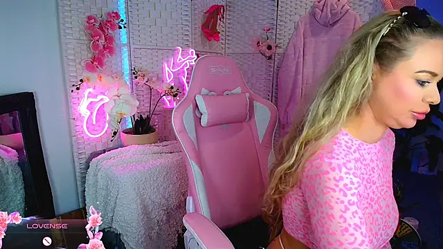 Snapshot of EllieKarrX chatting on 01-13-25, 10:24 EllieKarrX online show from 01-13-25, 10:24