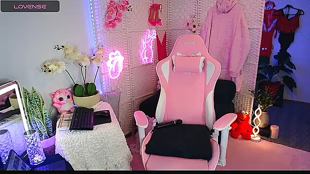 Snapshot of EllieKarrX chatting on 03-13-25, 10:43 EllieKarrX online show from 03-13-25, 10:43