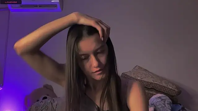 Snapshot of Alice__grace chatting on 02-18-25, 03:32 Alice  grace online show from 02-18-25, 03:32