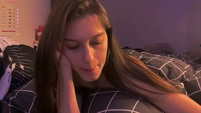 Snapshot of Alice__grace chatting on 02-27-25, 03:59 Alice  grace online show from 02-27-25, 03:59