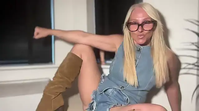 Snapshot of MelodyCollinsUk chatting on 09-11-25, 06:08 MelodyCollinsUk online show from 09-11-25, 06:08