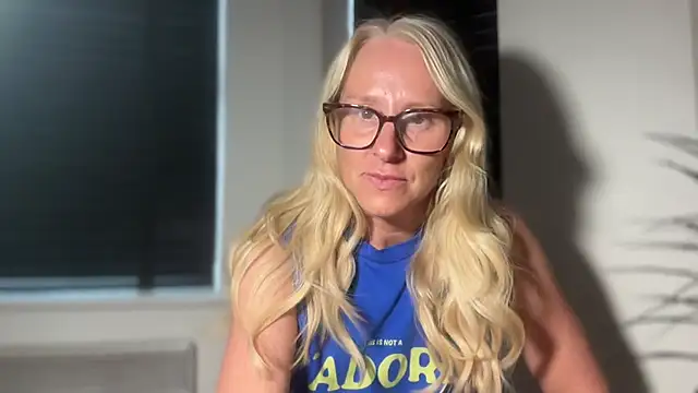 Snapshot of MelodyCollinsUk chatting on 09-20-25, 08:15 MelodyCollinsUk online show from 09-20-25, 08:15