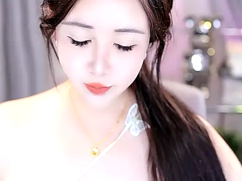 Qiaoqiao  online show from 10-18-25, 07:09