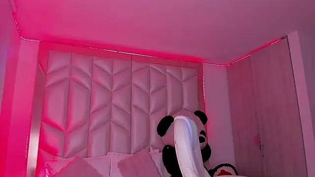 AlhanaRose online show from 01-30-25, 05:52