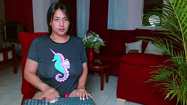 Snapshot of MirandaDream2 chatting on 02-08-25, 10:18 MirandaDream2 online show from 02-08-25, 10:18