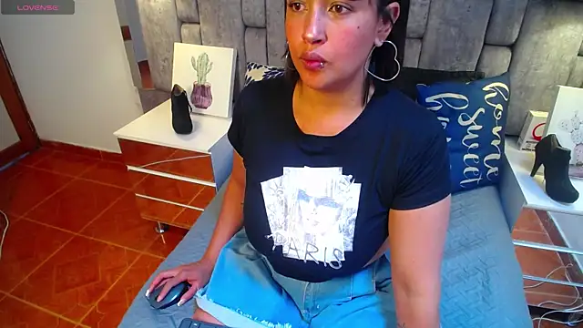 Snapshot of MirandaDream2 chatting on 03-09-25, 04:11 MirandaDream2 online show from 03-09-25, 04:11