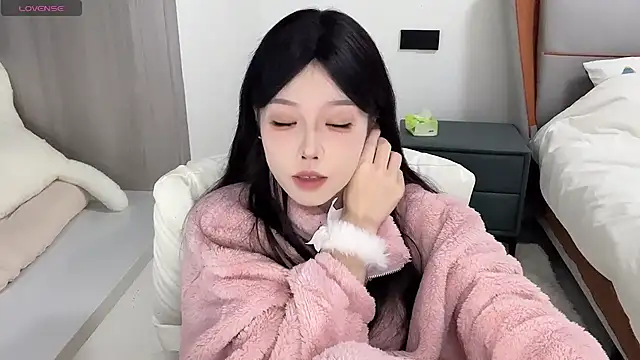 Snapshot of Q-ing chatting on 12-04-24, 05:05 Q-ing online show from 12-04-24, 05:05