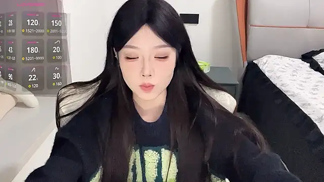 Snapshot of Q-ing chatting on 12-10-24, 05:55 Q-ing online show from 12-10-24, 05:55