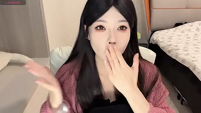 Snapshot of Q-ing chatting on 12-14-24, 04:09 Q-ing online show from 12-14-24, 04:09