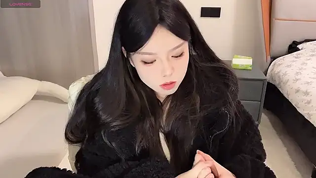 Snapshot of Q-ing chatting on 12-25-24, 05:37 Q-ing online show from 12-25-24, 05:37