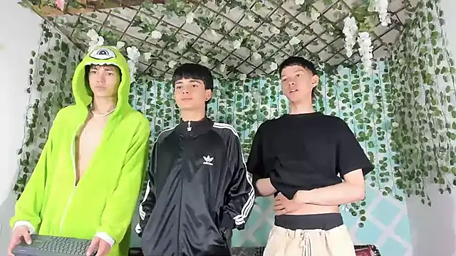 Snapshot of Fresahot2005 chatting on 02-21-25, 01:22 Fresahot2005 online show from 02-21-25, 01:22