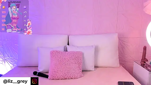 Liz grey  online show from 10-15-25, 03:17