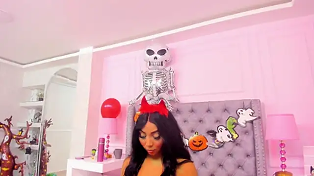 Snapshot of HaileeRoberts chatting on 10-24-25, 12:45 HaileeRoberts online show from 10-24-25, 12:45