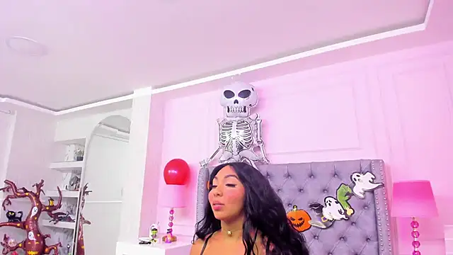 Snapshot of HaileeRoberts chatting on 10-25-25, 12:45 HaileeRoberts online show from 10-25-25, 12:45