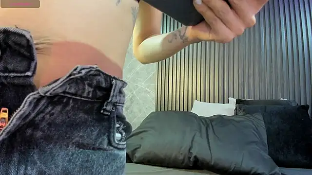 Snapshot of BambiiQueen chatting on 12-30-24, 01:03 BambiiQueen online show from 12-30-24, 01:03