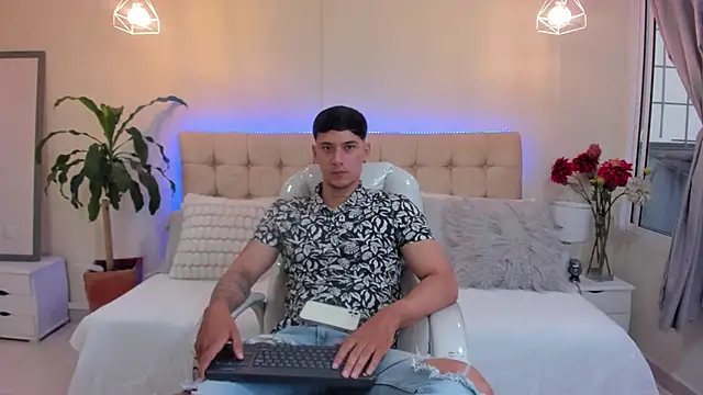 Cristopher strong online show from 01-13-25, 12:35