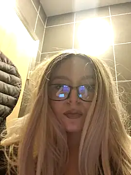 Snapshot of LineaDemie chatting on 11-10-25, 04:39 LineaDemie online show from 11-10-25, 04:39