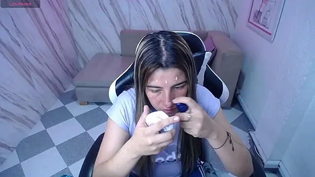 Snapshot of Valerie_b chatting on 01-28-25, 03:04 Valerie b online show from 01-28-25, 03:04