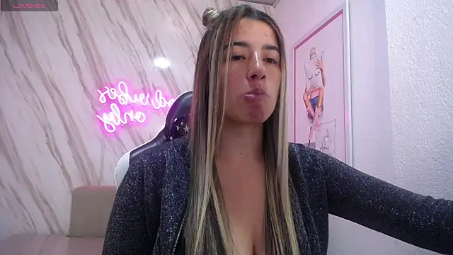 Snapshot of Valerie_b chatting on 02-18-25, 06:15 Valerie b online show from 02-18-25, 06:15