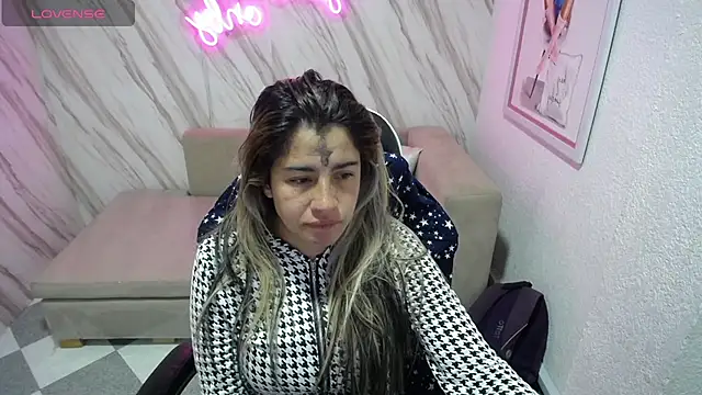 Snapshot of Valerie_b chatting on 03-06-25, 04:08 Valerie b online show from 03-06-25, 04:08