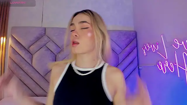 Snapshot of Lucy_Vega chatting on 12-05-24, 11:49 Lucy Vega online show from 12-05-24, 11:49