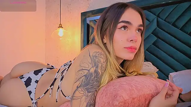 Snapshot of Lucy_Vega chatting on 10-17-25, 04:48 Lucy Vega online show from 10-17-25, 04:48