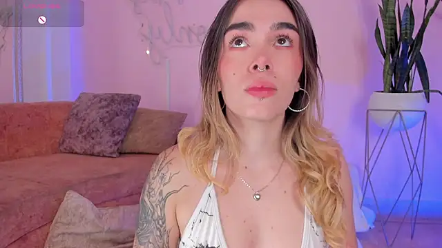 Snapshot of Lucy_Vega chatting on 10-25-25, 03:58 Lucy Vega online show from 10-25-25, 03:58