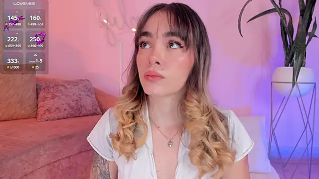 Snapshot of Lucy_Vega chatting on 11-11-25, 03:39 Lucy Vega online show from 11-11-25, 03:39