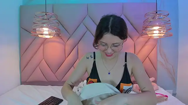 AngelaaCute  online show from 01-18-25, 05:48