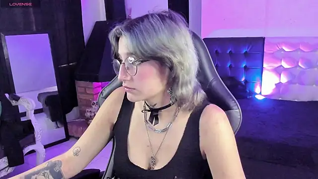 Snapshot of SukiFuyu_ chatting on 03-16-25, 03:17 SukiFuyu  online show from 03-16-25, 03:17