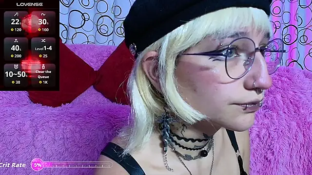 Snapshot of SukiFuyu_ chatting on 10-17-25, 12:14 SukiFuyu  online show from 10-17-25, 12:14