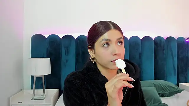 Snapshot of AnnyCherry_ chatting on 11-14-25, 01:15 AnnyCherry online show from 11-14-25, 01:15