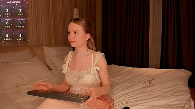 Snapshot of IsabellaTorrance chatting on 02-11-25, 04:24 IsabellaTorrance online show from 02-11-25, 04:24