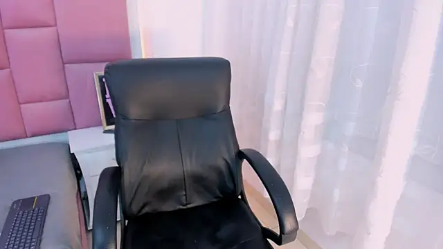 Snapshot of StormiHills chatting on 03-03-25, 10:52 StormiHills online show from 03-03-25, 10:52