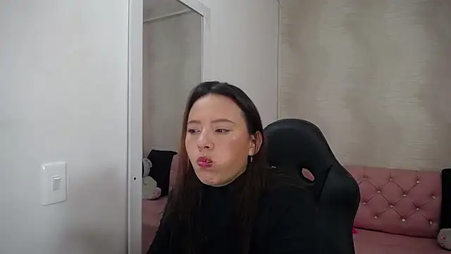 Snapshot of lauraguzman chatting on 02-22-25, 03:01 lauraguzman online show from 02-22-25, 03:01