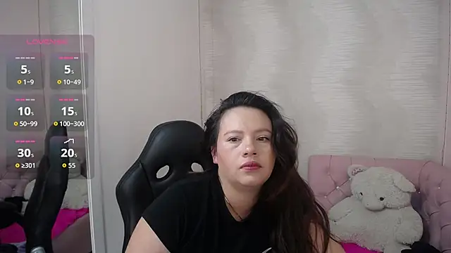 Snapshot of lauraguzman chatting on 09-24-25, 03:21 lauraguzman online show from 09-24-25, 03:21