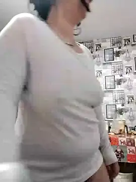 Snapshot of AdelinaJude chatting on 01-26-25, 04:20 AdelinaJude online show from 01-26-25, 04:20