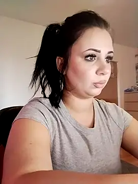 Snapshot of AdelinaJude chatting on 03-10-25, 12:37 AdelinaJude online show from 03-10-25, 12:37