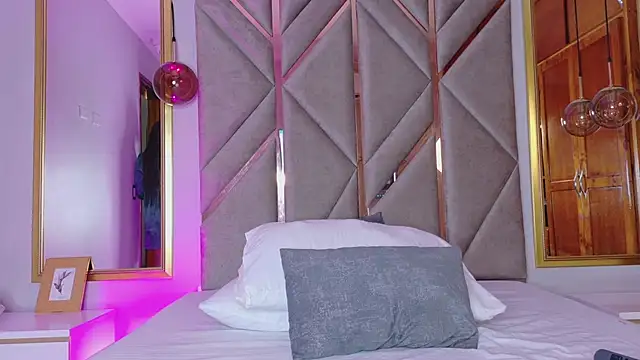 Snapshot of Lola_King chatting on 02-19-25, 08:33 Lola King online show from 02-19-25, 08:33