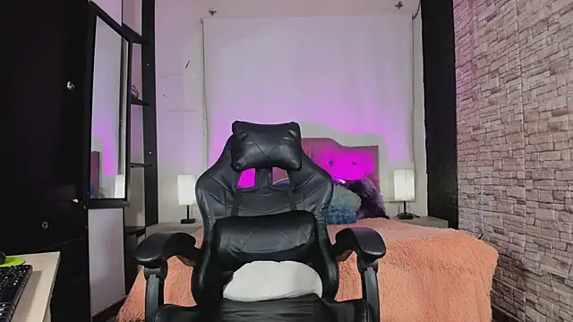 Snapshot of kitty_queen10 chatting on 11-22-25, 03:38 kitty queen10 online show from 11-22-25, 03:38