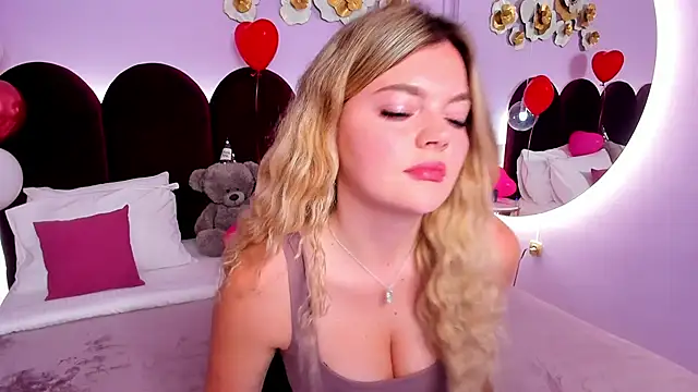 Snapshot of ZaraBloom chatting on 11-17-25, 03:23 ZaraBloom online show from 11-17-25, 03:23