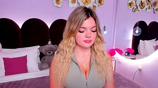 Snapshot of ZaraBloom chatting on 11-18-25, 03:23 ZaraBloom online show from 11-18-25, 03:23