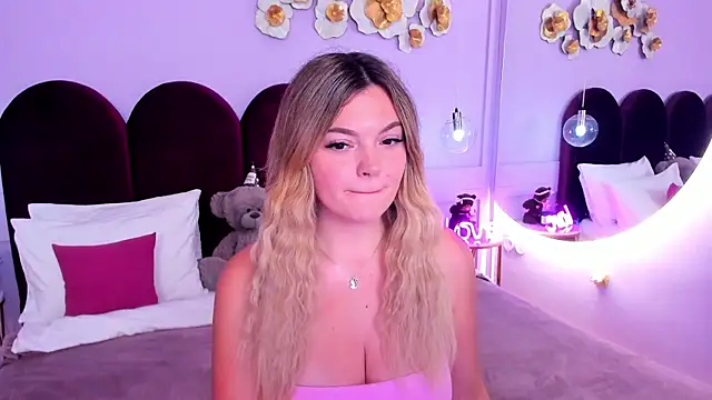 Snapshot of ZaraBloom chatting on 11-28-25, 03:20 ZaraBloom online show from 11-28-25, 03:20